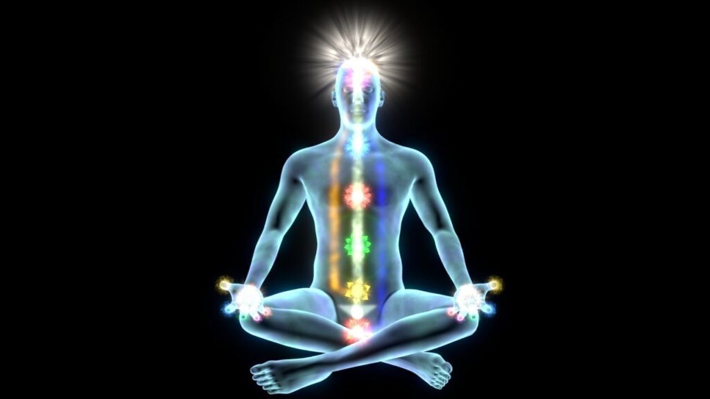 homme qui pratique le kundalini yoga et connait un éveil de la kundalini