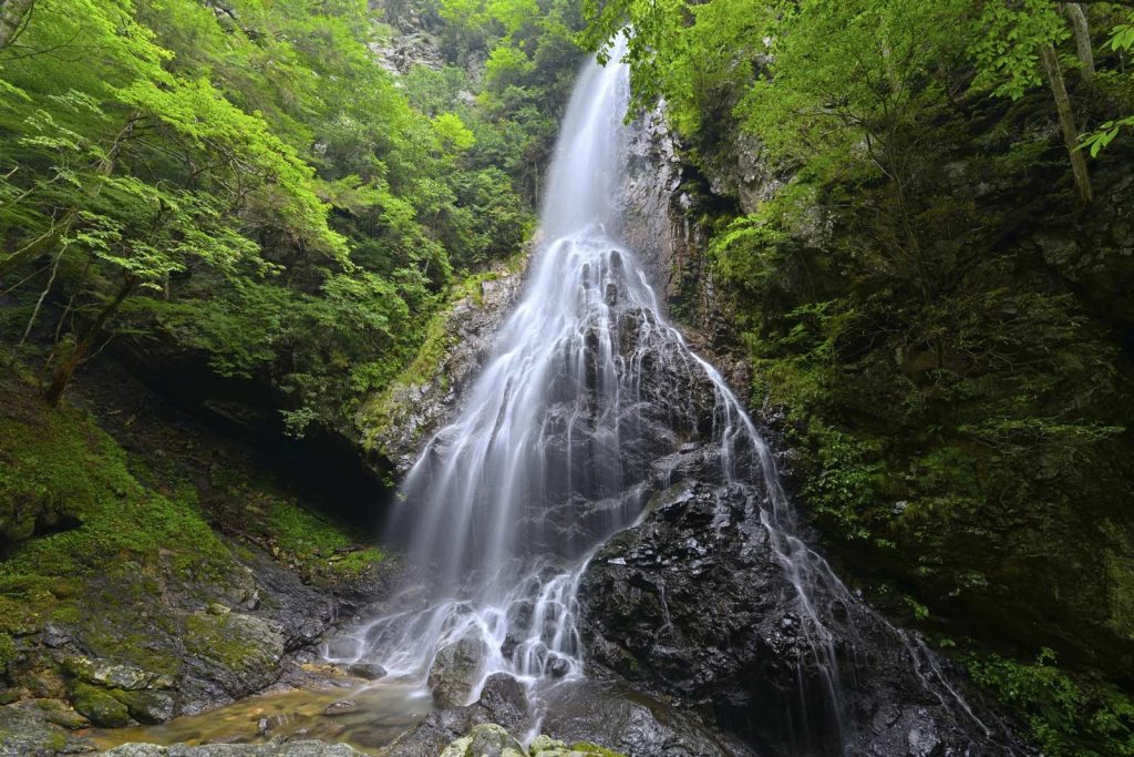 Cascade de Mifune symbolisant l’éveil de la kundalini purifiant les blocages énergétiques et les nadis